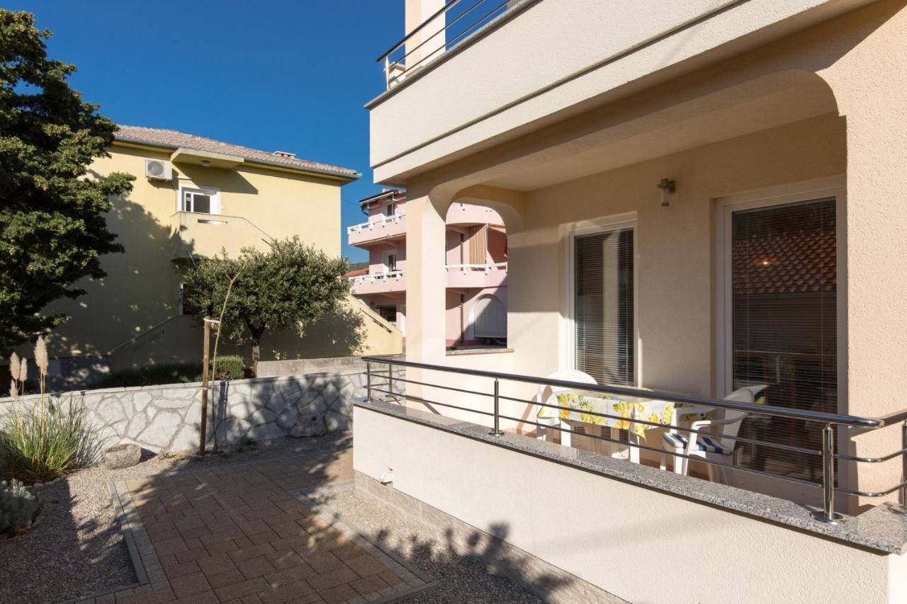 Apartments Mirjana * Central Location And Close To Beach Пунат Екстериор снимка