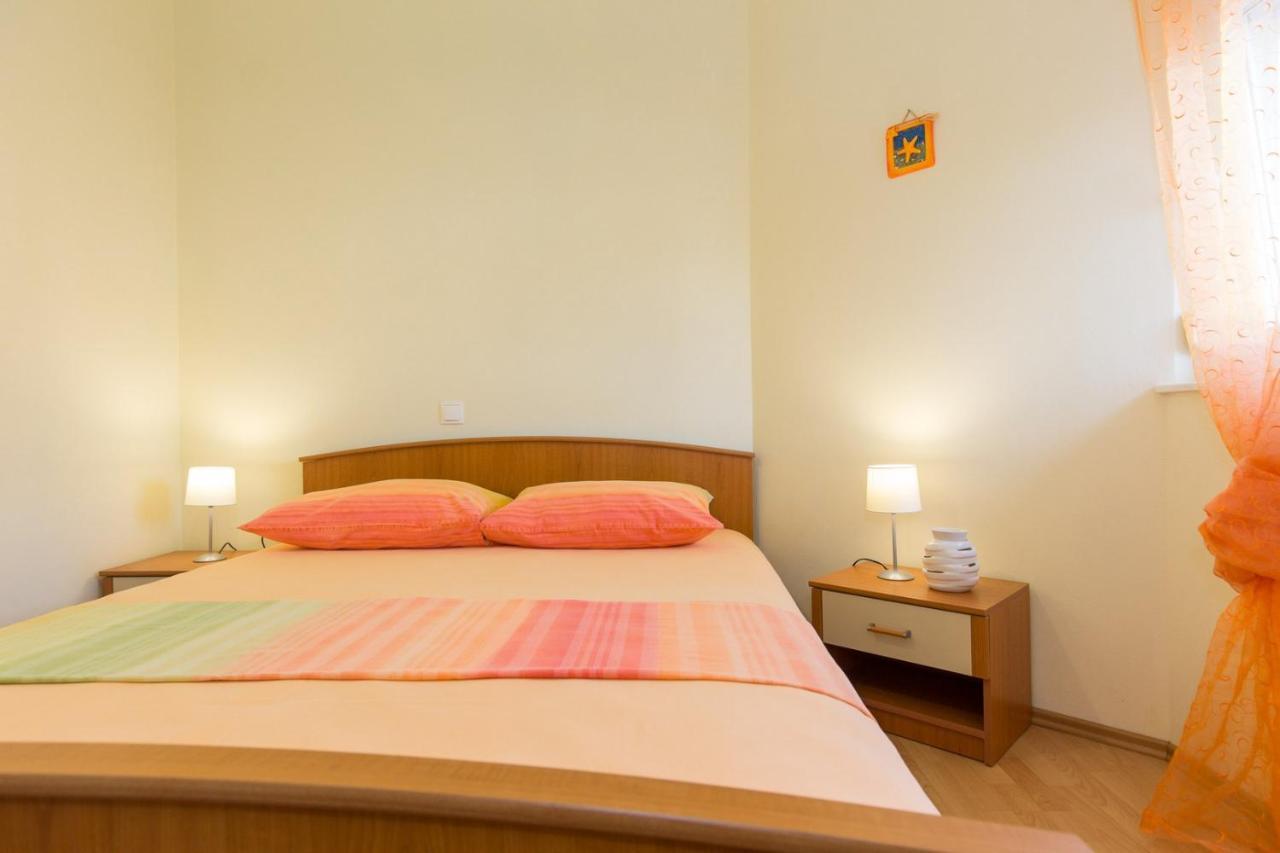 Apartments Mirjana * Central Location And Close To Beach Пунат Екстериор снимка
