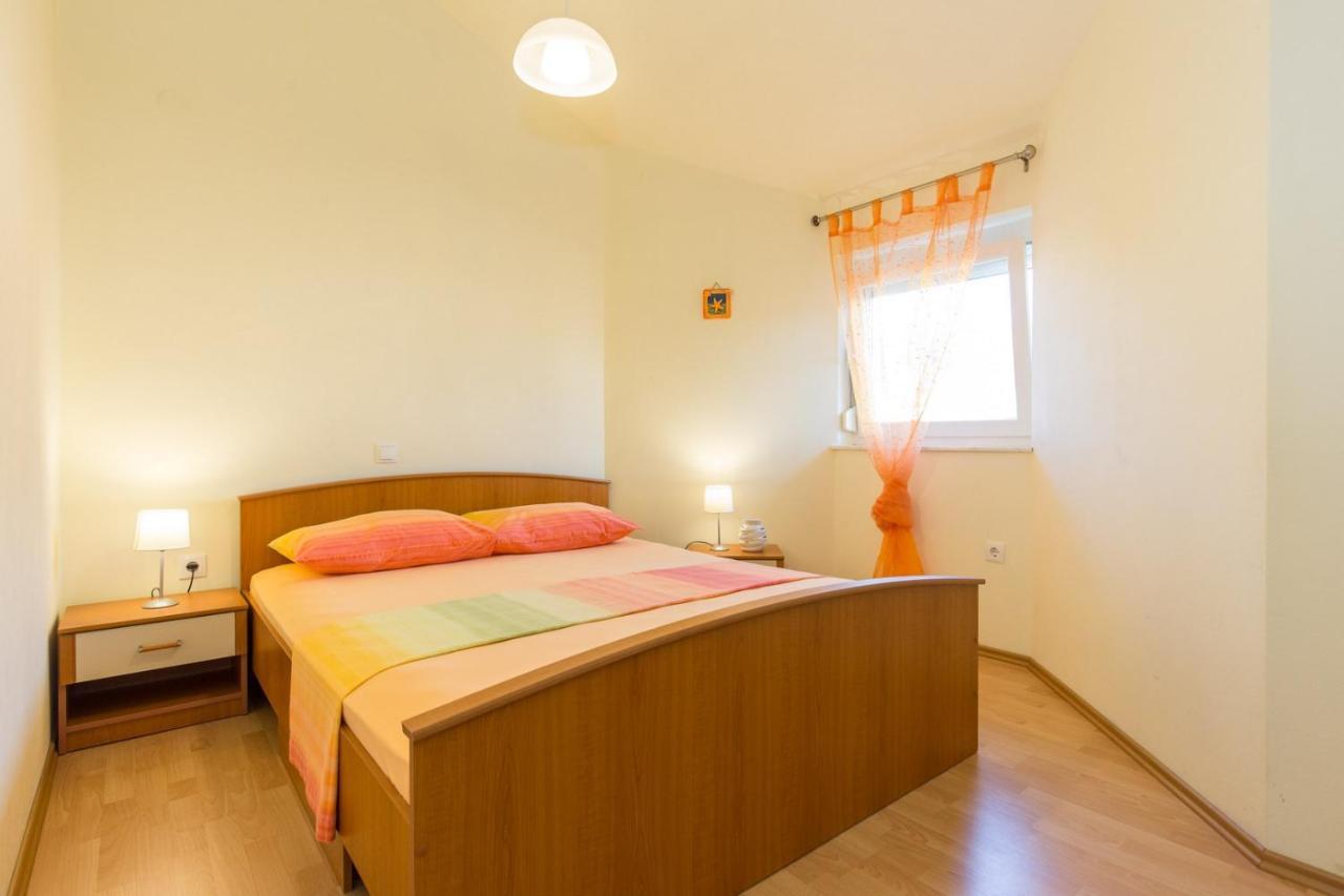 Apartments Mirjana * Central Location And Close To Beach Пунат Екстериор снимка
