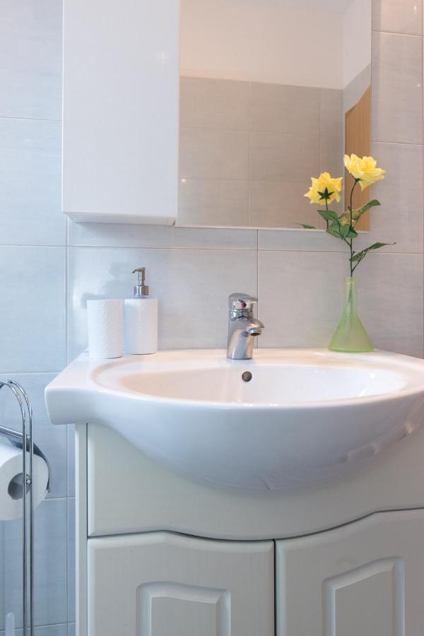 Apartments Mirjana * Central Location And Close To Beach Пунат Екстериор снимка