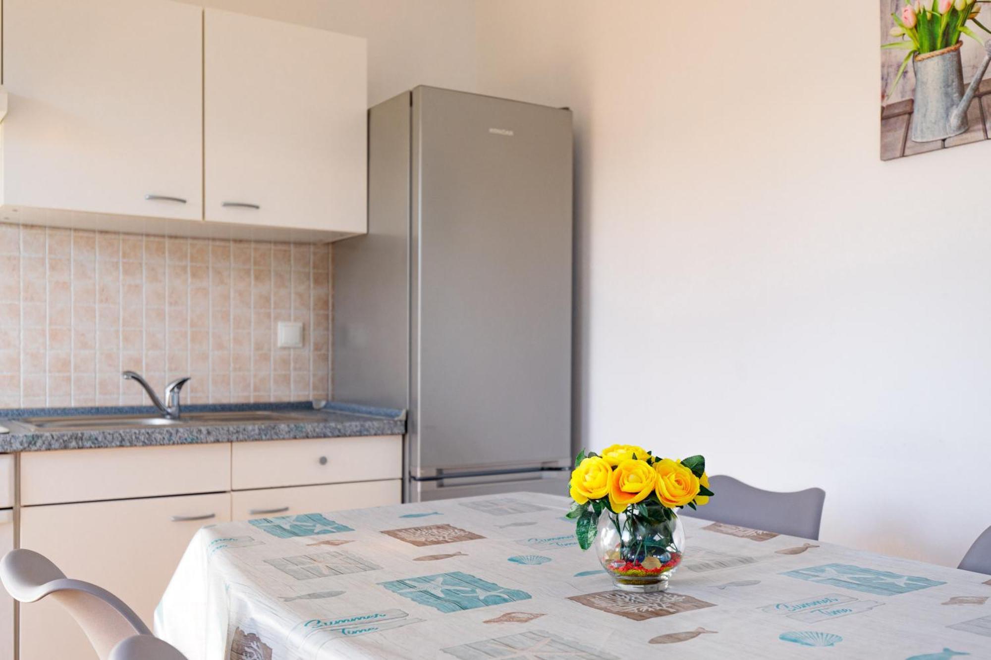 Apartments Mirjana * Central Location And Close To Beach Пунат Екстериор снимка