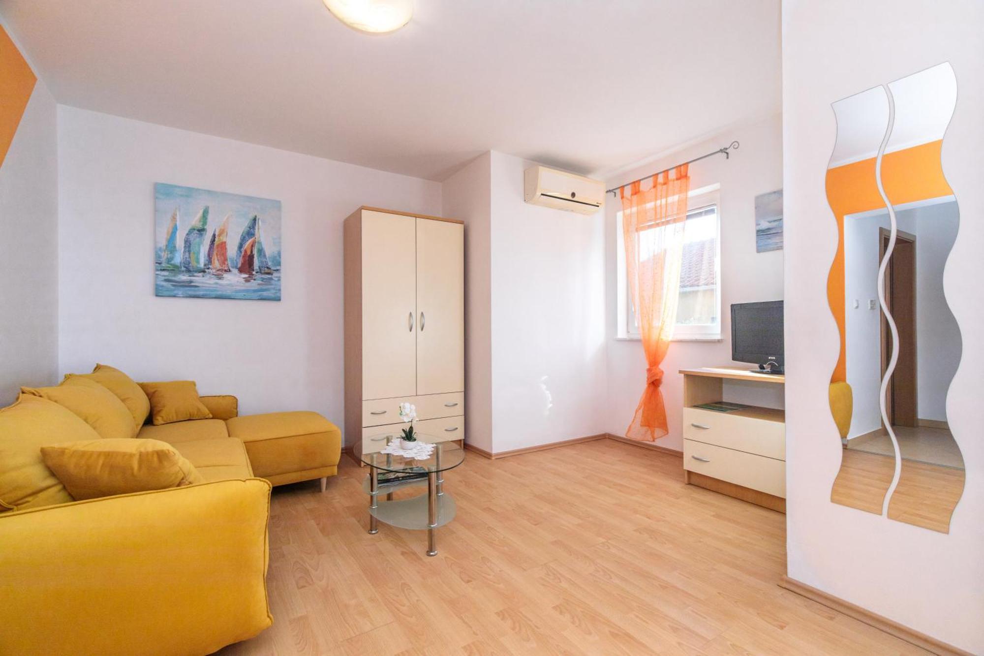 Apartments Mirjana * Central Location And Close To Beach Пунат Екстериор снимка